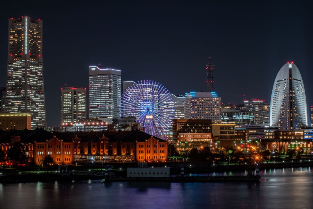 Minato Mirai is the business district of Yokohama. It receives millions of visitors per year thanks to its incredible skyline. Although pretty in the day, Minato Mirai comes alive at night with a splendid array of lights. So it's definitely something amazing to do in Yokohama.