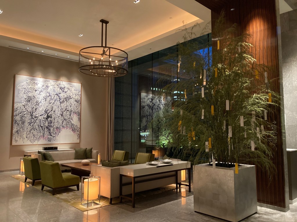 Palace Hotel Tokyo invites guests into its serene haven with classic Japanese hospitality. Its earthy palette and sophisticated furnishings reflect the neighboring Imperial Palace Gardens perfectly.